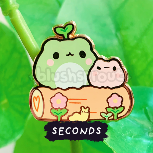 [SECONDS BIN] [FROGGIE] Froggie Log Enamel Pin